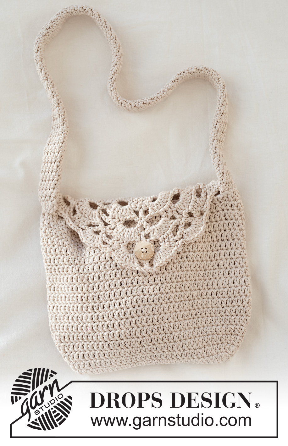 Treasure Keeper Bag / DROPS 265-11 - Heklet liten veske i DROPS Muskat. Arbeidet hekles ovenfra og ned i staver med viftemønster på klaffen.