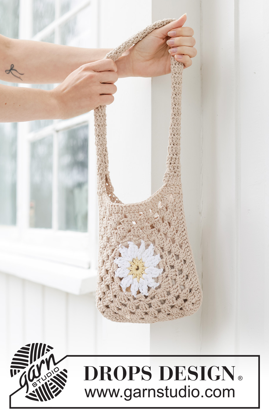 Daisy Patch Purse / DROPS 265-12 - Heklet veske med blomster i DROPS Paris. Arbeidet hekles som en bestemorrute.