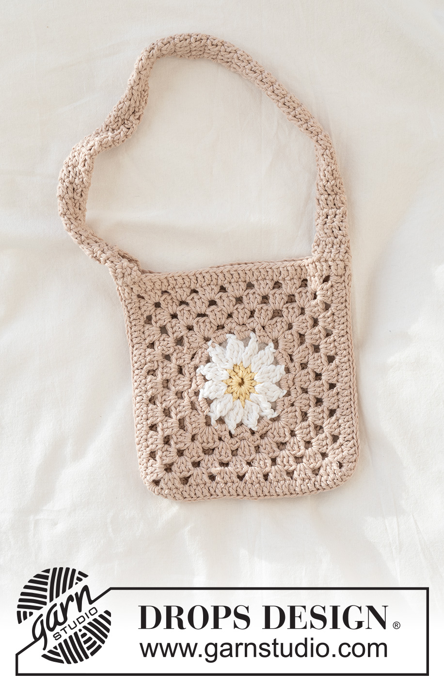 Daisy Patch Purse / DROPS 265-12 - Heklet veske med blomster i DROPS Paris. Arbeidet hekles som en bestemorrute.