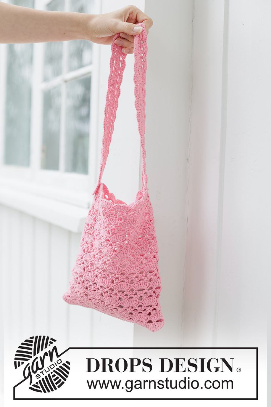 Rosy Charm Bag / DROPS 265-14 - Heklet veske i DROPS Safran. Arbeidet hekles rundt nedenfra og opp med viftemønster.