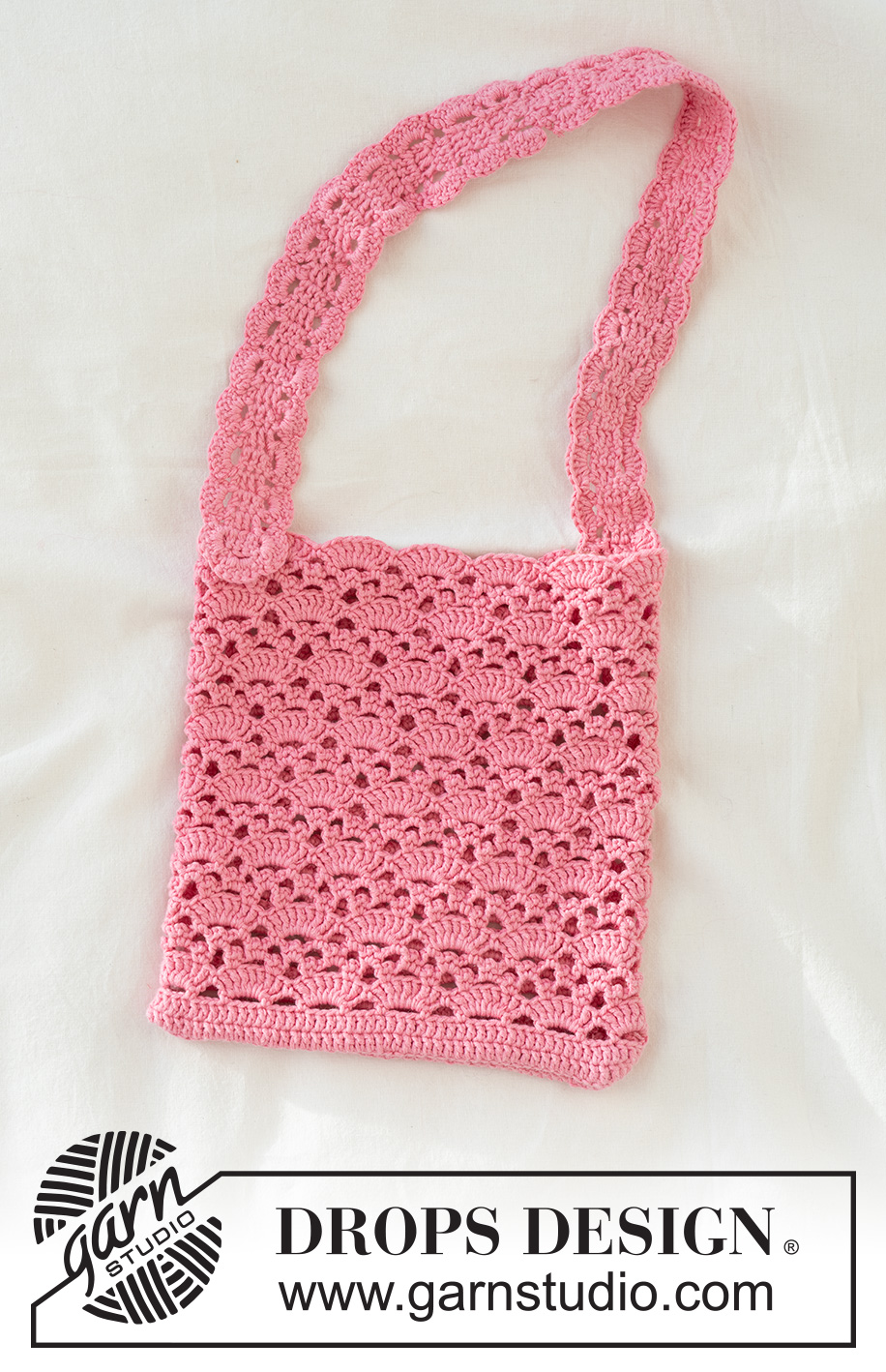 Rosy Charm Bag / DROPS 265-14 - Heklet veske i DROPS Safran. Arbeidet hekles rundt nedenfra og opp med viftemønster.