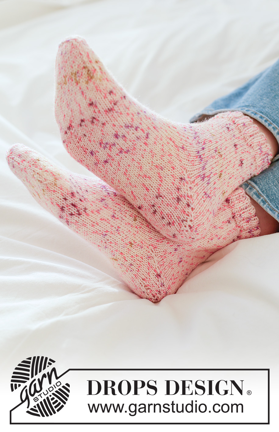 Galaxy Glider Socks / DROPS 265-19 - Strikkede sokker i DROPS Fabel. Arbejdet strikkes oppefra og ned i glatstrik med diagonalhæl. Størrelse 35 - 43.