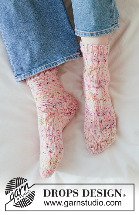 Galaxy Glider Socks / DROPS 265-19 - Strikkede sokker i DROPS Fabel. Arbejdet strikkes oppefra og ned i glatstrik med diagonalhæl. Størrelse 35 - 43.