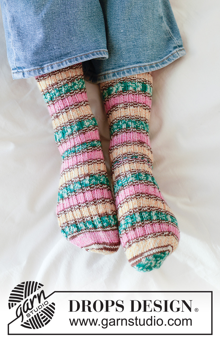 Spring Explorer Socks / DROPS 265-20 - Calze lavorate ai ferri in DROPS Fabel. Lavorate dall’alto in basso a maglia rasata e coste. Taglie: 35 - 43.