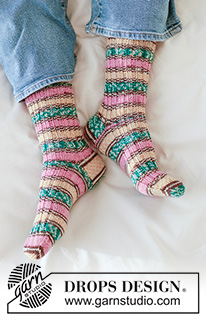 Spring Explorer Socks / DROPS 265-20 - Calze lavorate ai ferri in DROPS Fabel. Lavorate dall’alto in basso a maglia rasata e coste. Taglie: 35 - 43.