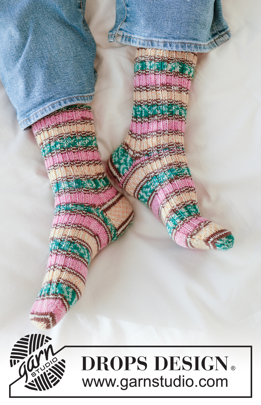 Spring Explorer Socks / DROPS 265-20 - Calze lavorate ai ferri in DROPS Fabel. Lavorate dall’alto in basso a maglia rasata e coste. Taglie: 35 - 43.