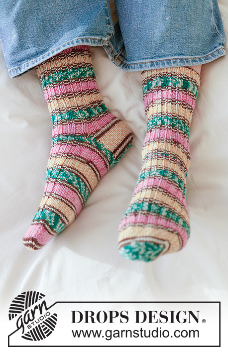 Spring Explorer Socks / DROPS 265-20 - Calze lavorate ai ferri in DROPS Fabel. Lavorate dall’alto in basso a maglia rasata e coste. Taglie: 35 - 43.