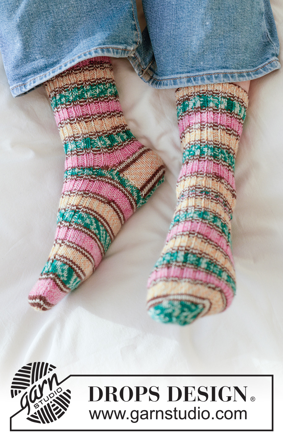 Spring Explorer Socks / DROPS 265-20 - Calze lavorate ai ferri in DROPS Fabel. Lavorate dall’alto in basso a maglia rasata e coste. Taglie: 35 - 43.