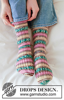 Spring Explorer Socks / DROPS 265-20 - Calze lavorate ai ferri in DROPS Fabel. Lavorate dall’alto in basso a maglia rasata e coste. Taglie: 35 - 43.