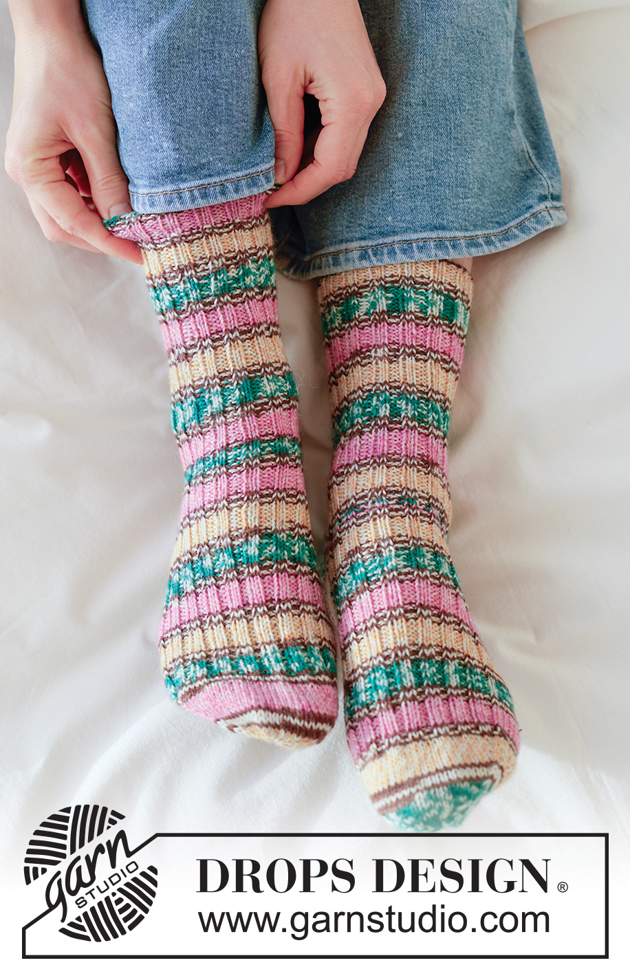 Spring Explorer Socks / DROPS 265-20 - Calze lavorate ai ferri in DROPS Fabel. Lavorate dall’alto in basso a maglia rasata e coste. Taglie: 35 - 43.