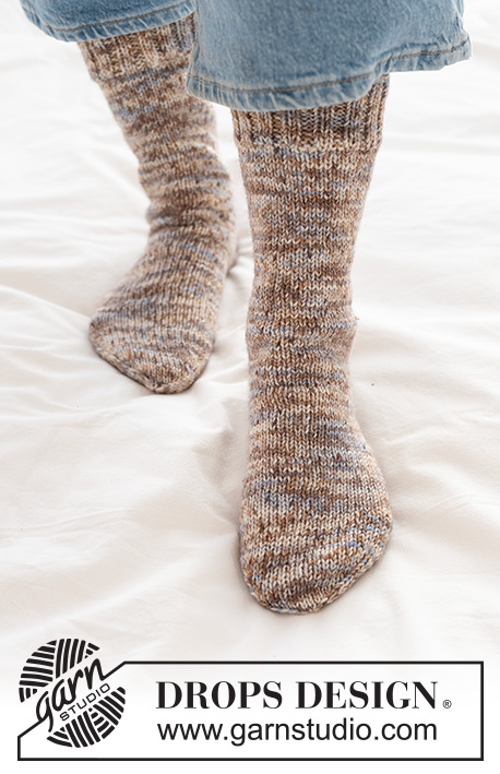 Moonlight Mover Socks / DROPS 265-21 - Knitted socks in DROPS Fiesta. Piece is knitted top down with rib and diamond heel. Size 35 - 43