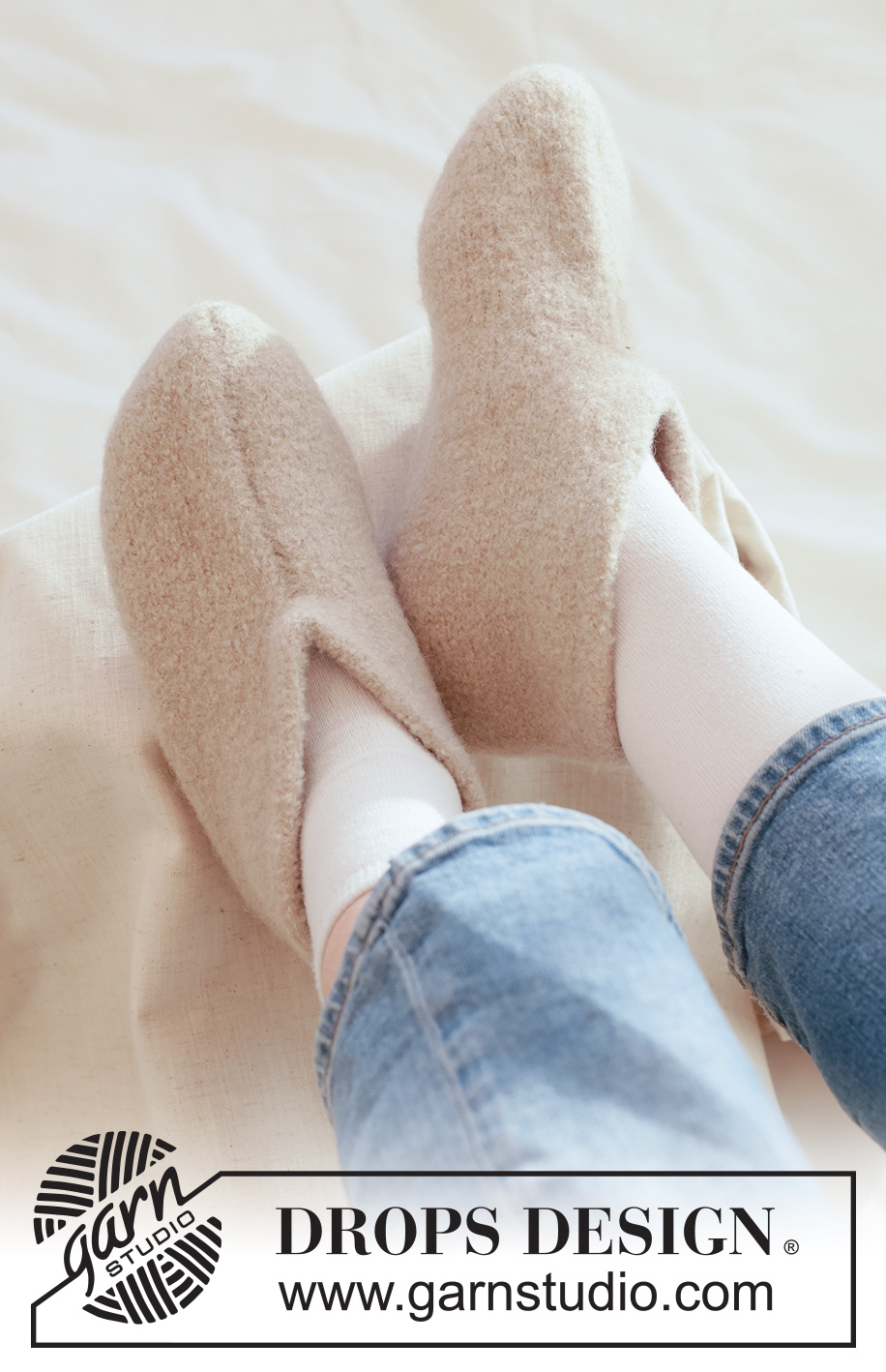 Soft Sand Slippers / DROPS 265-22 - Strikkede og filtede sutsko i DROPS Nepal. Størrelse 35 - 43.