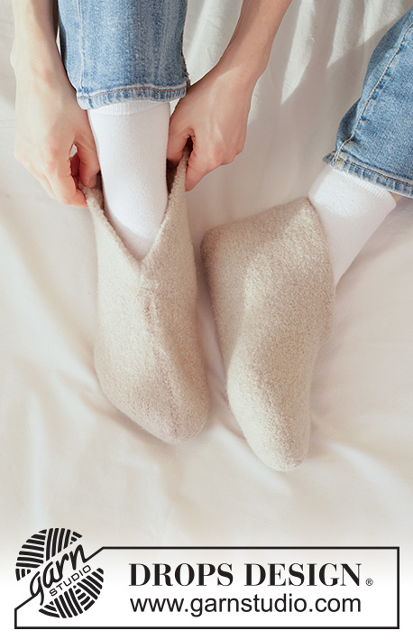 Soft Sand Slippers / DROPS 265-22 - Strikkede og filtede sutsko i DROPS Nepal. Størrelse 35 - 43.