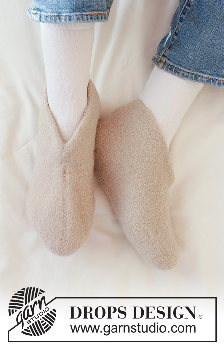 Soft Sand Slippers / DROPS 265-22 - Strikkede og filtede sutsko i DROPS Nepal. Størrelse 35 - 43.