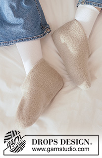Soft Sand Slippers / DROPS 265-22 - Strikkede og filtede sutsko i DROPS Nepal. Størrelse 35 - 43.