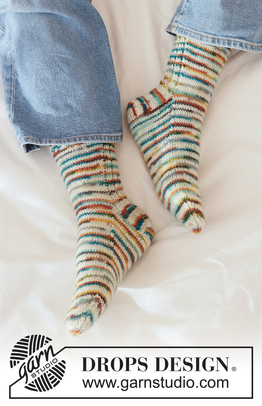 Beach Front Socks / DROPS 265-23 - Strikkede sokker i DROPS Fabel. Arbejdet strikkes oppefra og ned. 
Størrelse 35 - 43.
