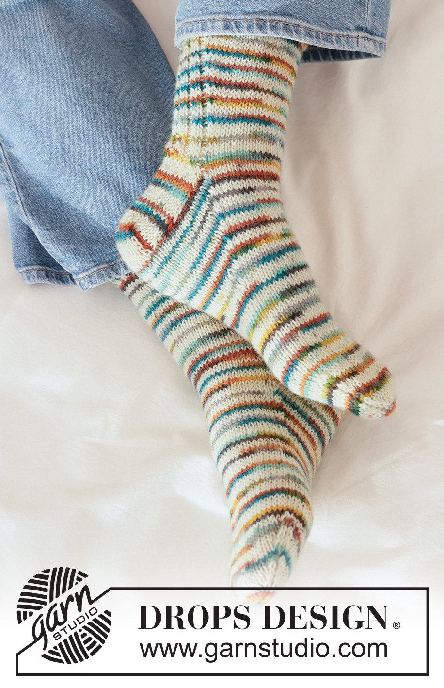 Beach Front Socks / DROPS 265-23 - Strikkede sokker i DROPS Fabel. Arbejdet strikkes oppefra og ned. 
Størrelse 35 - 43.
