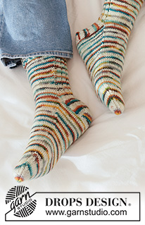 Beach Front Socks / DROPS 265-23 - Strikkede sokker i DROPS Fabel. Arbejdet strikkes oppefra og ned. 
Størrelse 35 - 43.
