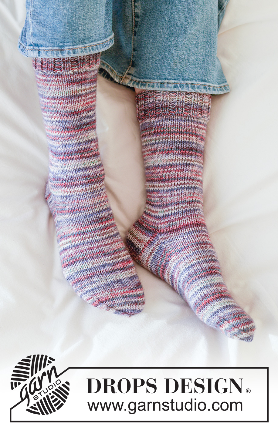 Berry Burst Socks / DROPS 265-24 - Knitted half long socks with stocking stitch in DROPS Fiesta. Size 35 - 43