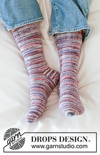 Berry Burst Socks / DROPS 265-24 - Knitted half long socks with stocking stitch in DROPS Fiesta. Size 35 - 43