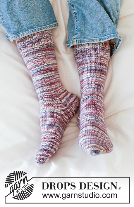 Berry Burst Socks / DROPS 265-24 - Knitted half long socks with stocking stitch in DROPS Fiesta. Size 35 - 43