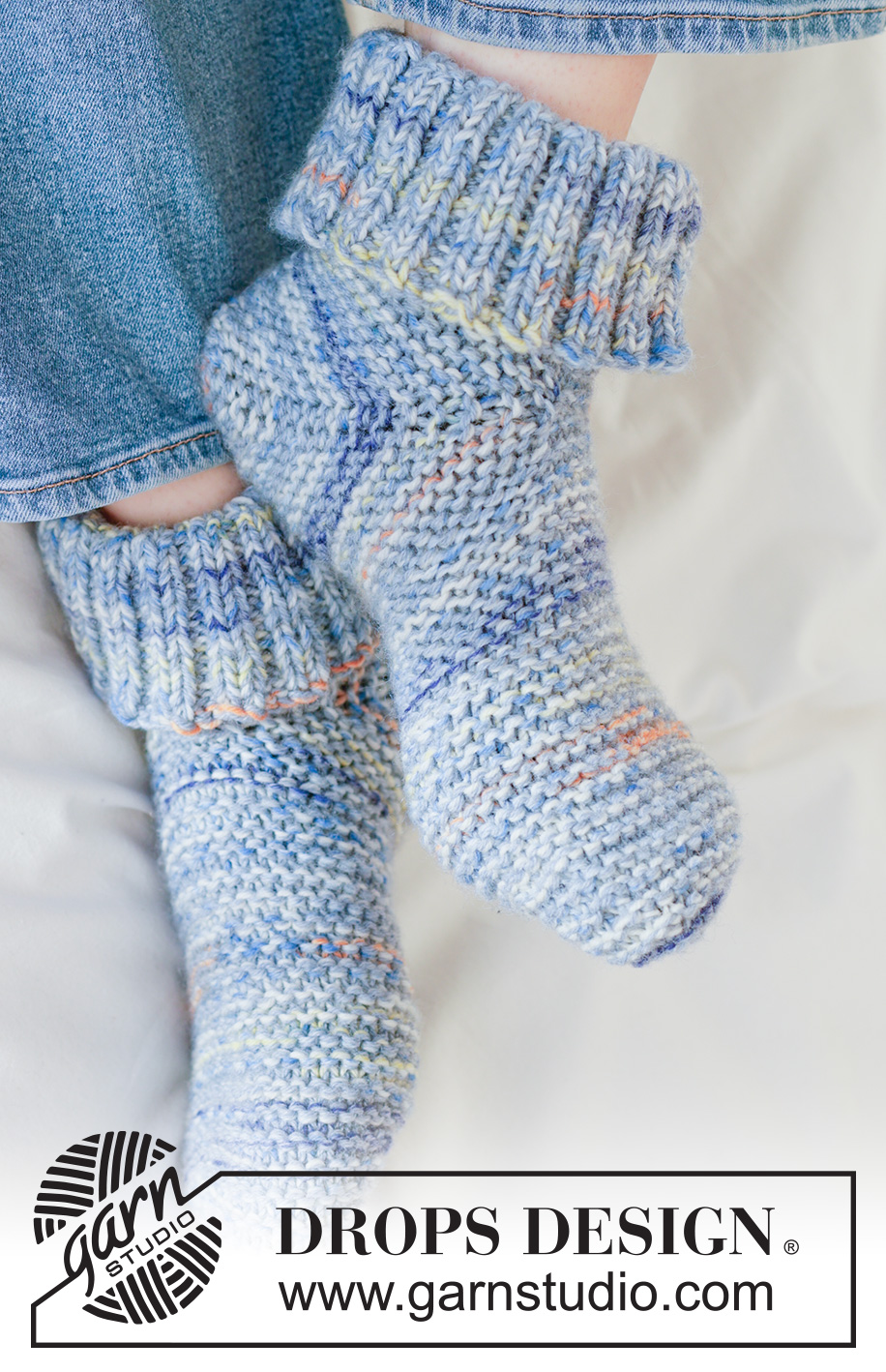 Comet Cruiser Slippers / DROPS 265-25 - Neulotut tohvelit 2-kertaisesta DROPS Fiesta-langasta. Työ neulotaan kantapäästä alkaen. Työssä on dominoruutu, ainaoikeinneuletta ja joustinneuletta. Koot 35-43.