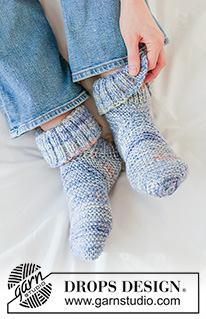 Comet Cruiser Slippers / DROPS 265-25 - Neulotut tohvelit 2-kertaisesta DROPS Fiesta-langasta. Työ neulotaan kantapäästä alkaen. Työssä on dominoruutu, ainaoikeinneuletta ja joustinneuletta. Koot 35-43.