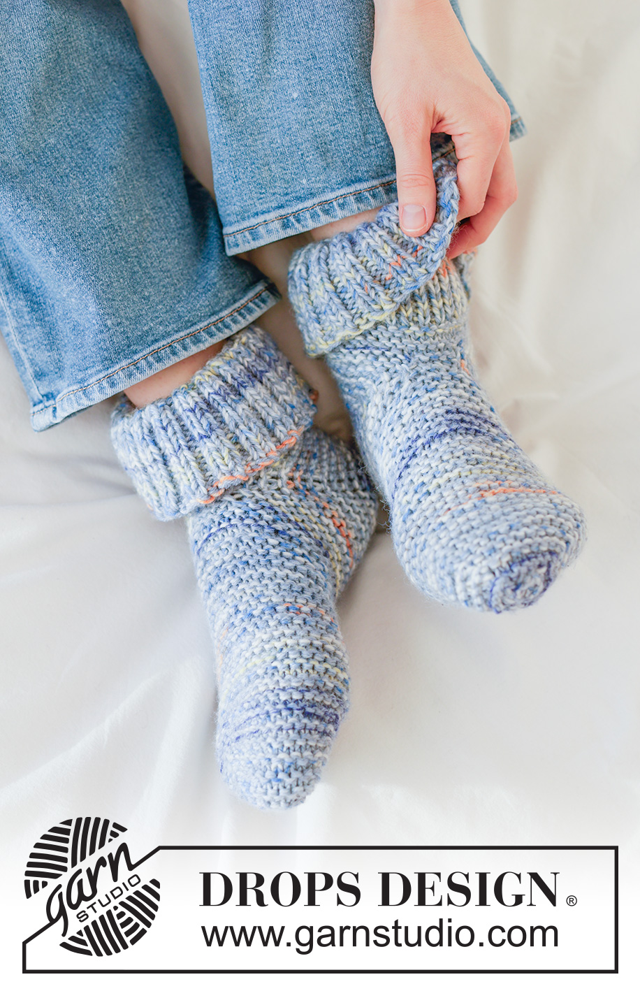 Comet Cruiser Slippers / DROPS 265-25 - Neulotut tohvelit 2-kertaisesta DROPS Fiesta-langasta. Työ neulotaan kantapäästä alkaen. Työssä on dominoruutu, ainaoikeinneuletta ja joustinneuletta. Koot 35-43.