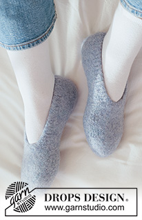 Moon Dancer Slippers / DROPS 265-26 - Strikkede og filtede sutsko i DROPS Snow. Arbejdet strikkes fra tåen til hælen. Størrelse 35-43.