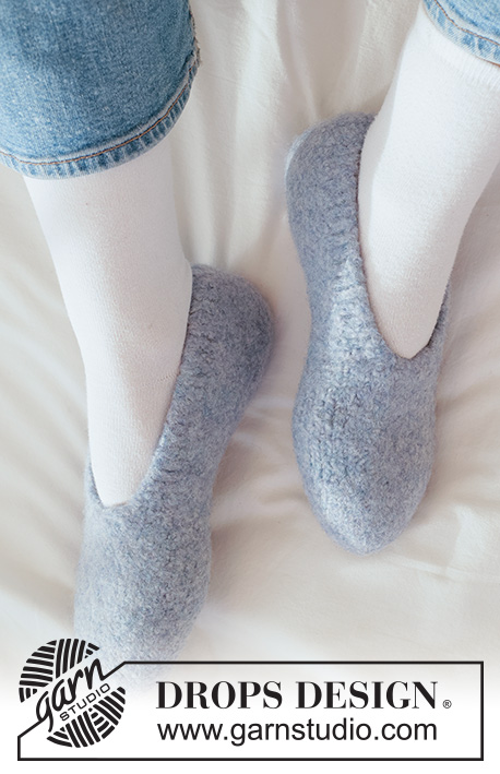 Moon Dancer Slippers / DROPS 265-26 - Strikkede og filtede sutsko i DROPS Snow. Arbejdet strikkes fra tåen til hælen. Størrelse 35-43.