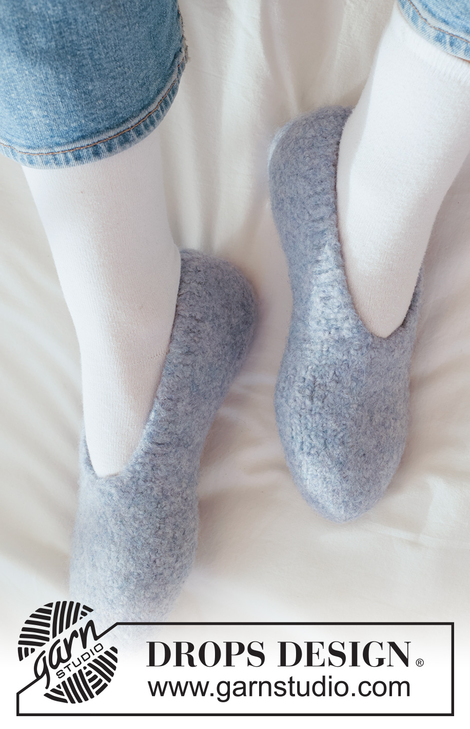 Moon Dancer Slippers / DROPS 265-26 - Strikkede og filtede sutsko i DROPS Snow. Arbejdet strikkes fra tåen til hælen. Størrelse 35-43.