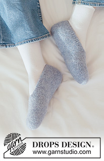 Moon Dancer Slippers / DROPS 265-26 - Strikkede og filtede sutsko i DROPS Snow. Arbejdet strikkes fra tåen til hælen. Størrelse 35-43.
