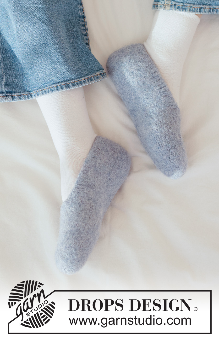 Moon Dancer Slippers / DROPS 265-26 - Strikkede og filtede sutsko i DROPS Snow. Arbejdet strikkes fra tåen til hælen. Størrelse 35-43.