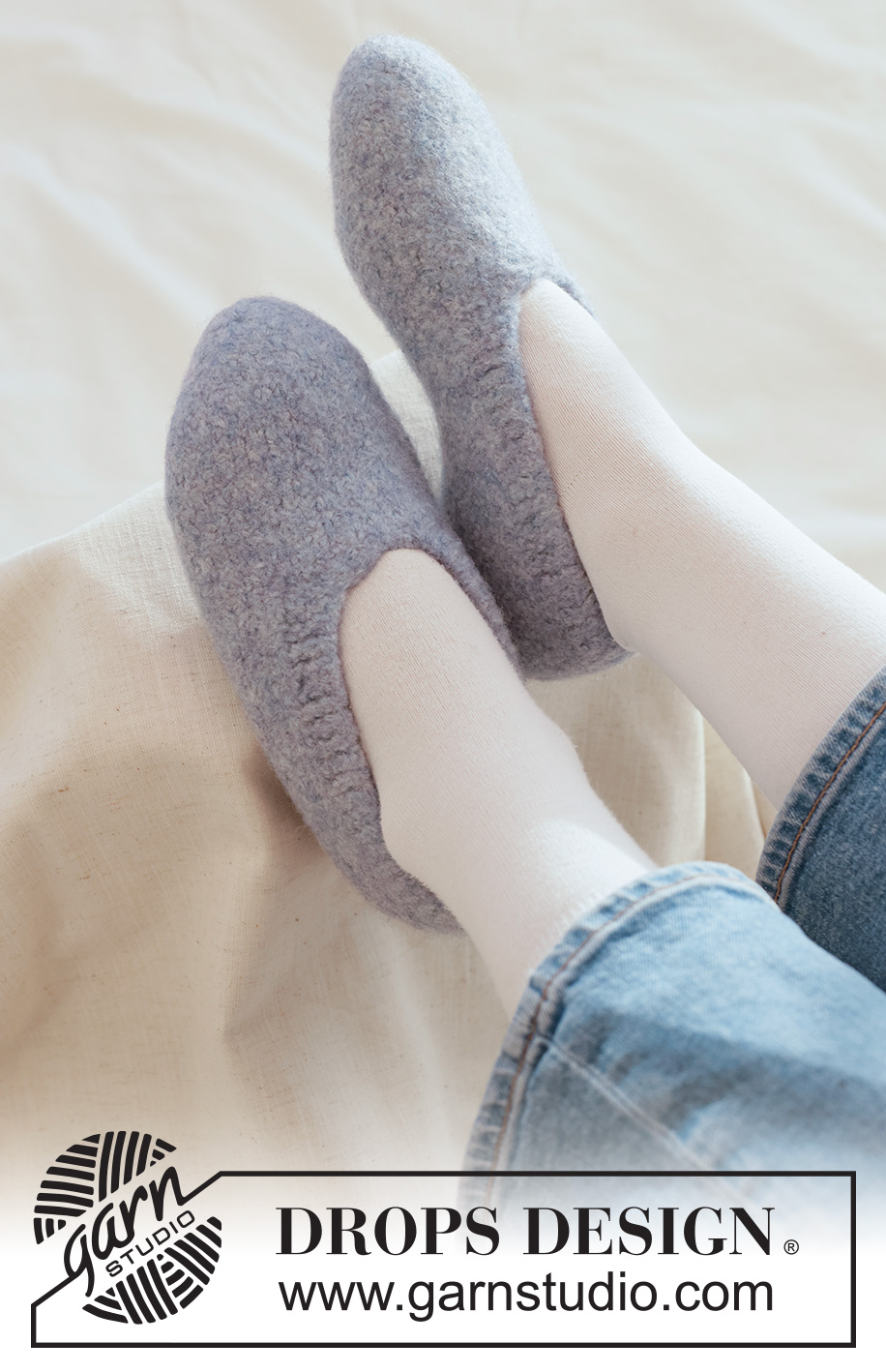 Moon Dancer Slippers / DROPS 265-26 - Strikkede og filtede sutsko i DROPS Snow. Arbejdet strikkes fra tåen til hælen. Størrelse 35-43.