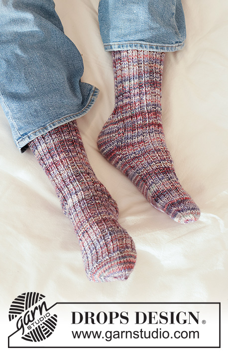 Twilight Trotter Socks / DROPS 265-27 - Knitted socks DROPS Fiesta. Piece is knitted top down with rib and diamond heel. Size 35 - 43