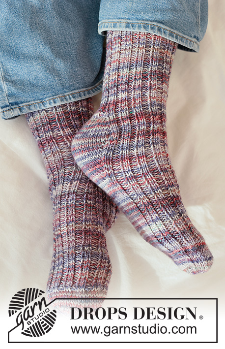 Twilight Trotter Socks / DROPS 265-27 - Knitted socks DROPS Fiesta. Piece is knitted top down with rib and diamond heel. Size 35 - 43