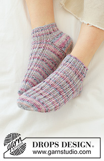 Purple Pop Socks / DROPS 265-28 - Calze lavorate ai ferri in DROPS Fabel. Lavorate dall’alto in basso a maglia rasata e coste. Taglie: 35 - 43.