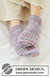 Purple Pop Socks / DROPS 265-28 - Calze lavorate ai ferri in DROPS Fabel. Lavorate dall’alto in basso a maglia rasata e coste. Taglie: 35 - 43.