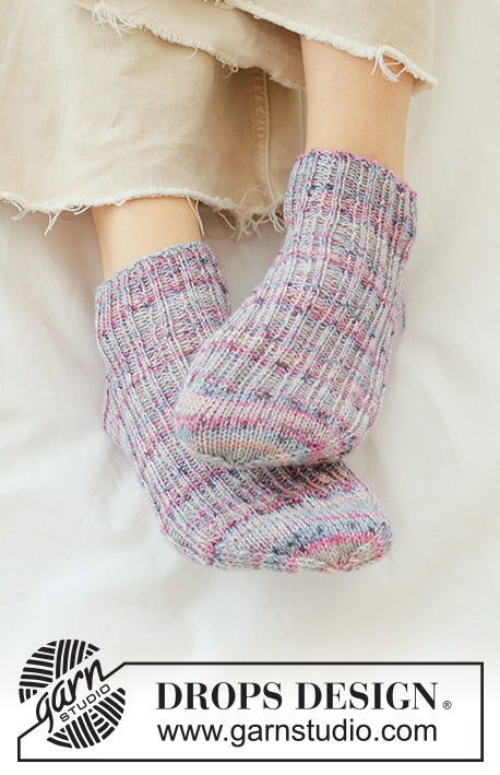 Purple Pop Socks / DROPS 265-28 - Calze lavorate ai ferri in DROPS Fabel. Lavorate dall’alto in basso a maglia rasata e coste. Taglie: 35 - 43.