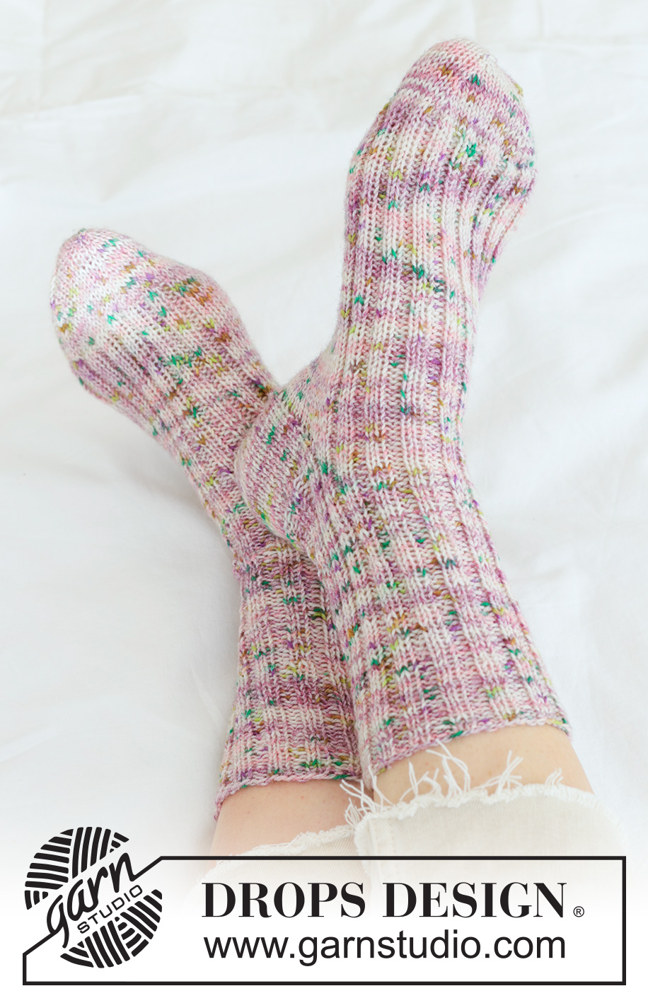 Spring Confetti Socks / DROPS 265-29 - Calze lavorate ai ferri in DROPS Fabel. Lavorate dall’alto in basso a maglia rasata con tallone granny. Taglie: 35 - 43.
