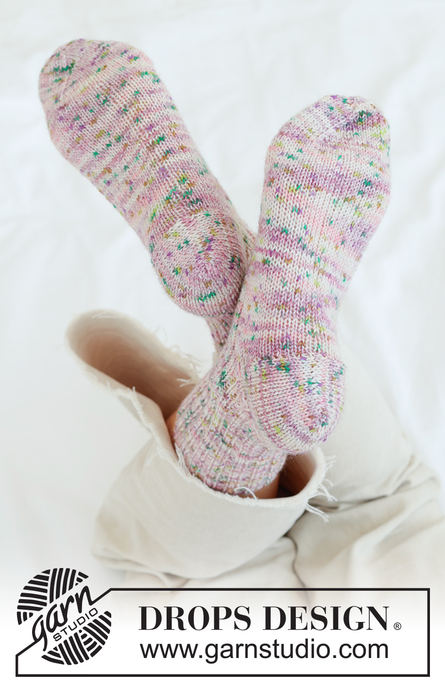 Spring Confetti Socks / DROPS 265-29 - Calze lavorate ai ferri in DROPS Fabel. Lavorate dall’alto in basso a maglia rasata con tallone granny. Taglie: 35 - 43.