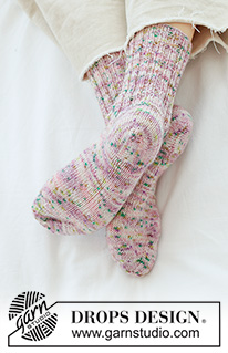 Spring Confetti Socks / DROPS 265-29 - Calze lavorate ai ferri in DROPS Fabel. Lavorate dall’alto in basso a maglia rasata con tallone granny. Taglie: 35 - 43.