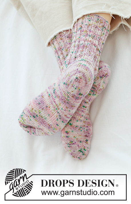 Spring Confetti Socks / DROPS 265-29 - Calze lavorate ai ferri in DROPS Fabel. Lavorate dall’alto in basso a maglia rasata con tallone granny. Taglie: 35 - 43.
