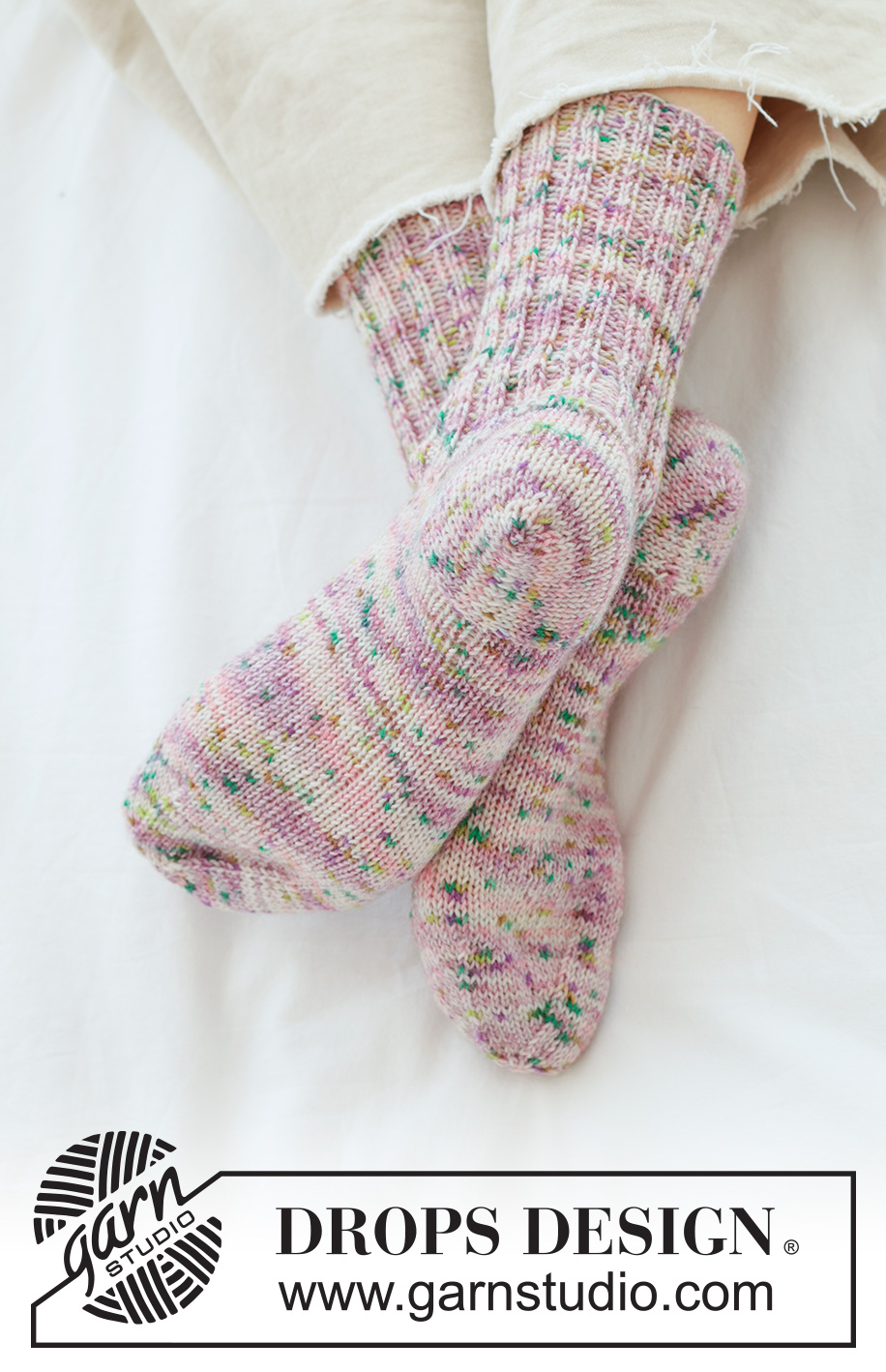 Spring Confetti Socks / DROPS 265-29 - Calze lavorate ai ferri in DROPS Fabel. Lavorate dall’alto in basso a maglia rasata con tallone granny. Taglie: 35 - 43.