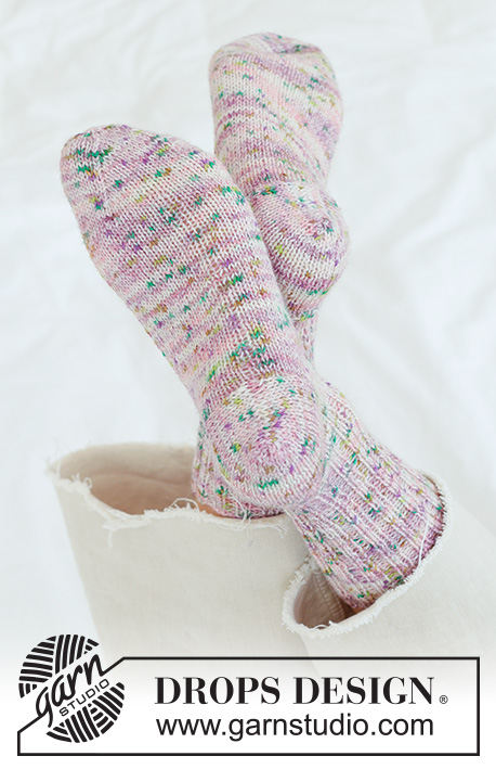 Spring Confetti Socks / DROPS 265-29 - Calze lavorate ai ferri in DROPS Fabel. Lavorate dall’alto in basso a maglia rasata con tallone granny. Taglie: 35 - 43.