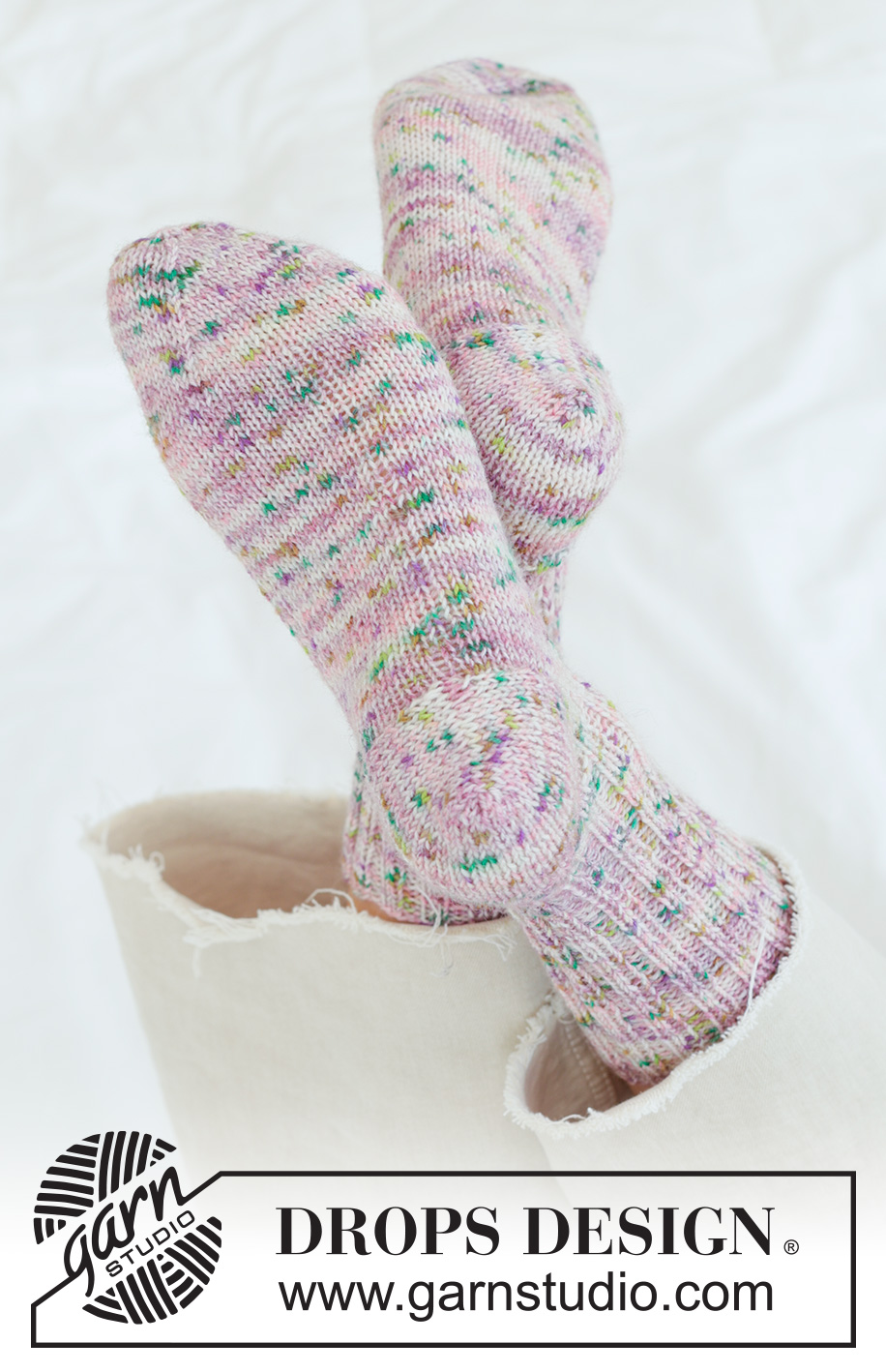 Spring Confetti Socks / DROPS 265-29 - Calze lavorate ai ferri in DROPS Fabel. Lavorate dall’alto in basso a maglia rasata con tallone granny. Taglie: 35 - 43.