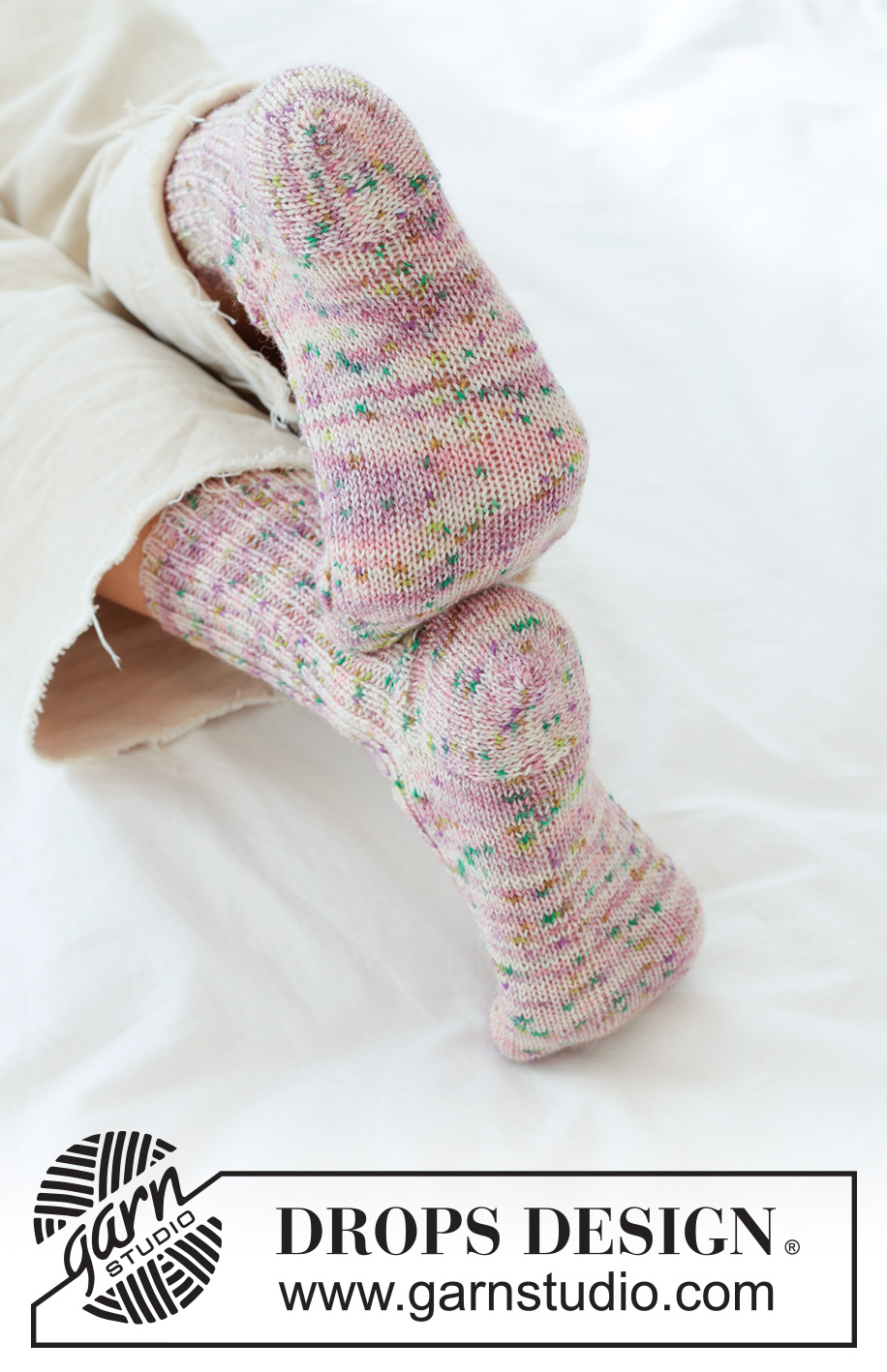 Spring Confetti Socks / DROPS 265-29 - Calze lavorate ai ferri in DROPS Fabel. Lavorate dall’alto in basso a maglia rasata con tallone granny. Taglie: 35 - 43.