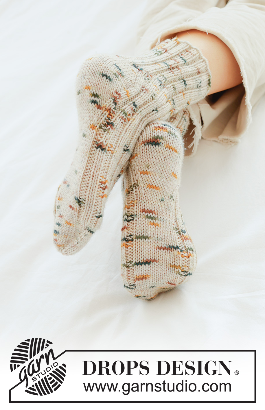 Spotted Sandstone Socks / DROPS 265-30 - Calze lavorate ai ferri in DROPS Fiesta. Lavorate dall’alto in basso a coste e tallone a diamante. Taglie: 35 – 43.