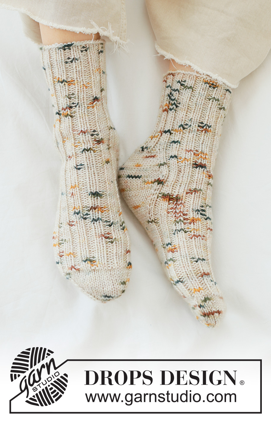 Spotted Sandstone Socks / DROPS 265-30 - Calze lavorate ai ferri in DROPS Fiesta. Lavorate dall’alto in basso a coste e tallone a diamante. Taglie: 35 – 43.