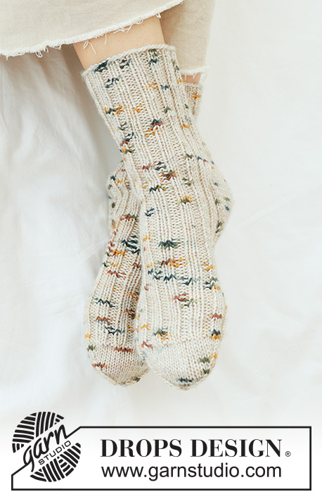 Spotted Sandstone Socks / DROPS 265-30 - Calze lavorate ai ferri in DROPS Fiesta. Lavorate dall’alto in basso a coste e tallone a diamante. Taglie: 35 – 43.